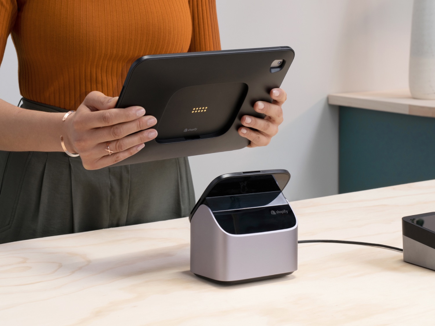 Retail tablet stand